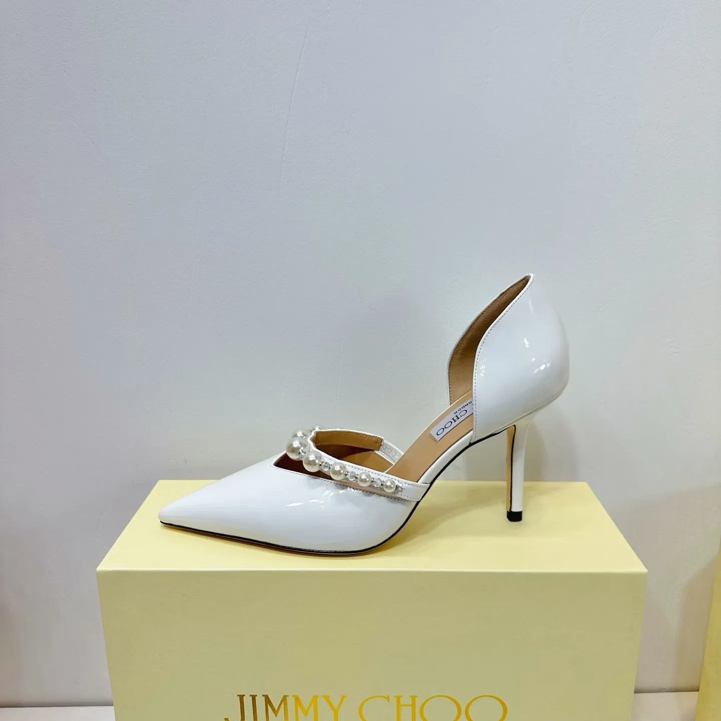 👟👟Ex-factory price 620👟👟 JIMMY CHOO (Jimmy CHOO) 💝💝💝 is a very comprehensive noble fashion lifestyle brand, with a series of women's high-heeled, medium-heeled, flat-heeled sandals with the same straps from major fashion bloggers and celebrities in Hong Kong and the United States.  The Australian pointed toe, round toe and square toe series are simply beautiful. Fall in love with elegance and playful sense of the future. Just by looking at them, you want to own them immediately, but you can really think about a pair of exquisite high heels~~~~~~~~~~~~~~~~~ 💝This series is specially designed for extraordinary and indifferent ladies, thus creating a unique overall effect, Jimmy Choo Design products that inspire women to move forward and show their charm💝💝💝 1⃣️Material: Imported patent leather 2⃣️Inner: Imported Italian lambskin, super soft and delicate 3⃣️Outsole: Imported Italian original original color genuine leather outsole Heel height 8.5 4⃣️Code number: 35 to 39 (34.40.41.42. Customized)